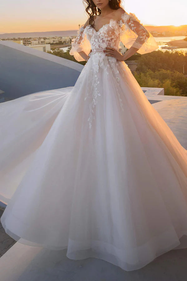 Abito da sposa in stile rurale con maniche lunghe, scollo a cuore e applicazioni in pizzo 3D
